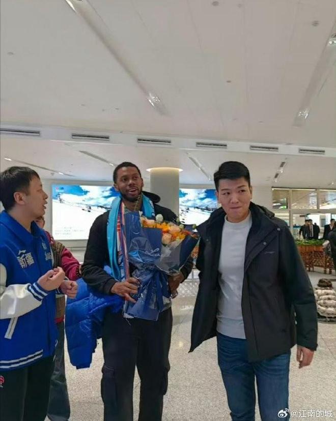 媒体人：新疆男篮新签外援华莱士因个人竞技状态不佳已离队