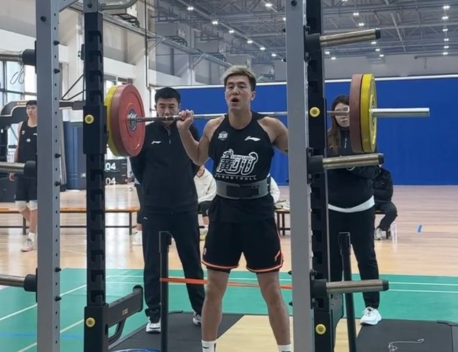 郭艾伦体测期间采访！认可体测，亲承打法改变，争取多打一些球！