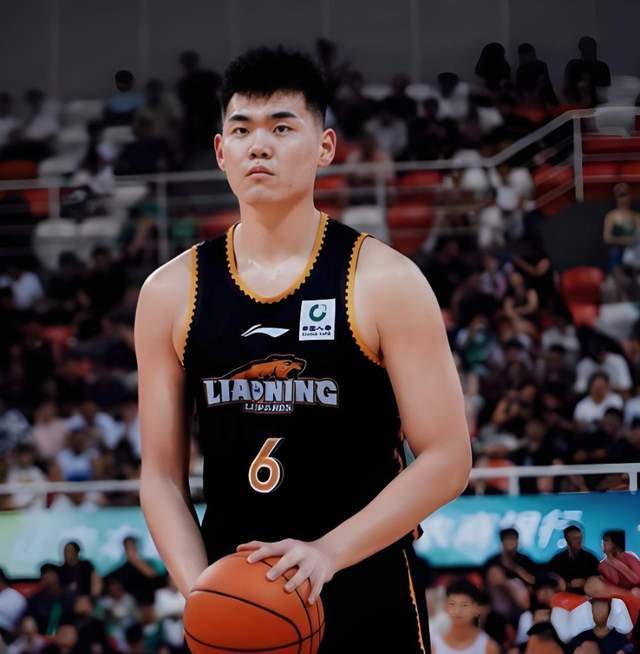 辽篮小将欧洲首秀难言成功，4中1仅2分，5犯离场留遗憾，祝福他吧