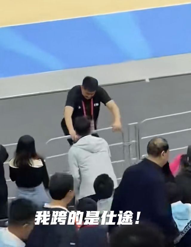 升职！杜锋晋升广东省篮协书记，飞奔跨栏热情握手领导造经典