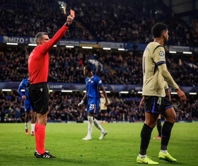 巴萨第六次欧冠单场上半时染红，阿劳霍两度上榜