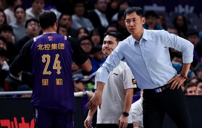 北控95-105新疆遭4坏消息！防守+篮板拉胯，廖三宁低迷，张帆崩盘