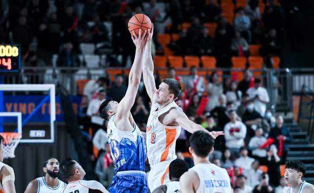 新疆头号混子出现！拿550万高薪场均仅3分，这种毒瘤真该赶出CBA