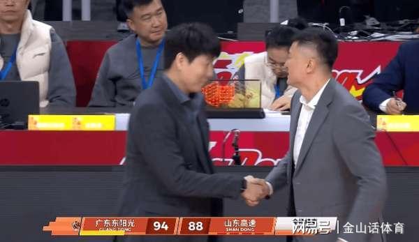 啥情况？0分0分0分，3名后卫全0分，45岁少帅，赛后猛夸对方后卫