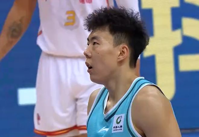 CBA爆冷！黑马青岛主场失守，深圳外援30+6+6，决胜时刻连得11分