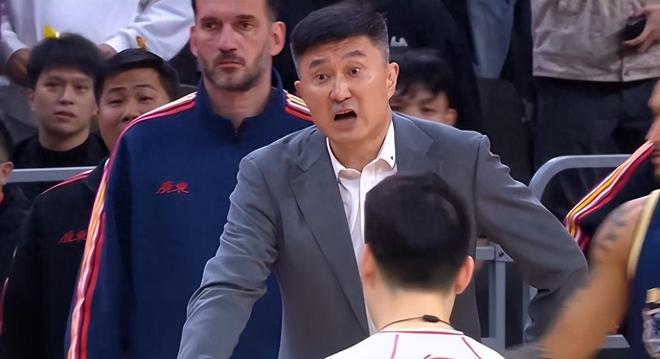 冤枉！广东遭2次致命误判，媒体：约克踩线了，家政是鞋影在线上