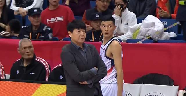 又是深夜开罚单！山东男篮主帅邱彪遭重罚，连球队翻译也不放过