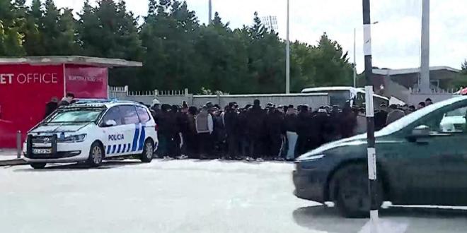 穆裏尼奧的本菲卡深陷三線崩盤，球迷圍堵訓練營討說法