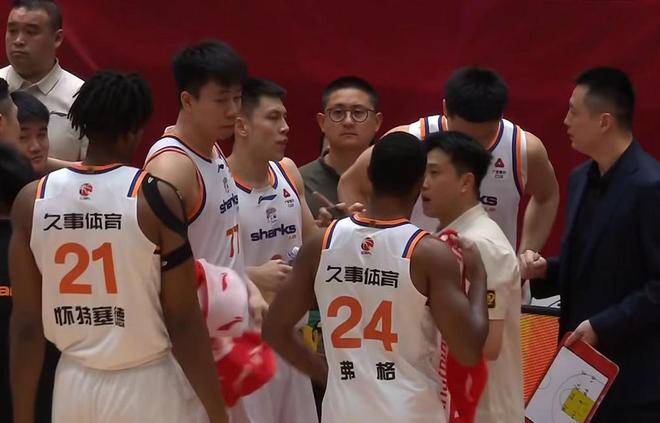 浙江男籃3分險勝上海，程帥澎複出張洪碩成奇兵，王哲林空砍14+7