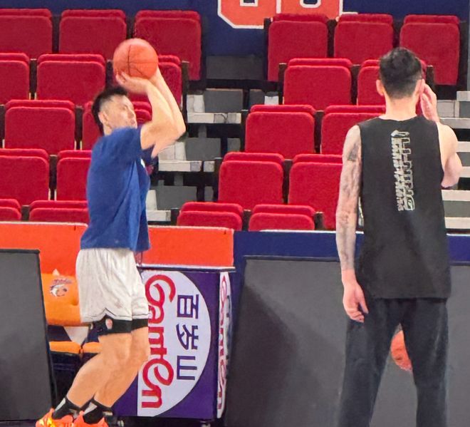 備戰同曦！李弘權參加踩場，盧偉單獨執教小偰，郭昊文與眾人敘舊