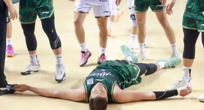 四川同曦垃圾時間衝突官宣！4人被禁賽，共罰16萬，主帥也被罰款