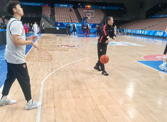 備戰青島！除周琦外均踩場，許利民撿球，雷蒙曾凡博帶傷表態出戰