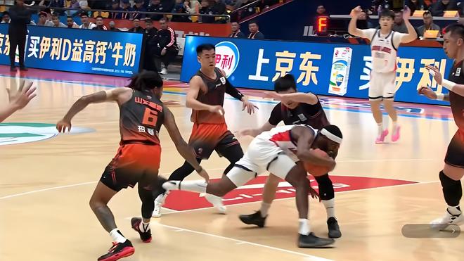 3分險勝，殺進前4！山東男籃險遭爆冷，拯救邱彪：高詩岩+陶漢林