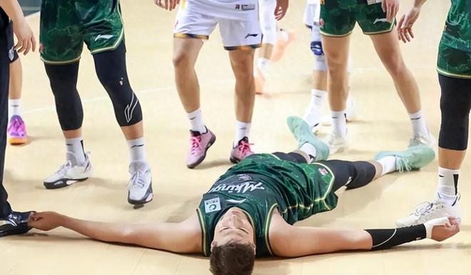 上午！CBA發布重磅罰單，蘇川戰6人遭罰款4人被禁賽，1隊受益最大