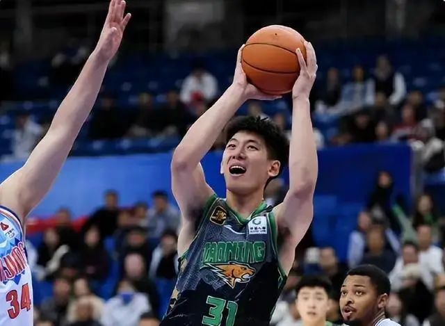 場均不到5分！2米14大個子不敢出手，韓德君接班人上限就是丘天？