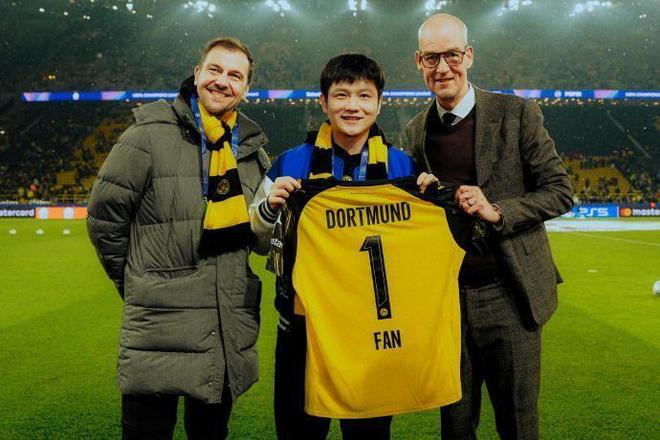 可爱!樊振东参观多特蒙德奖杯室,提到冠军眼睛都亮了:每个都喜欢!