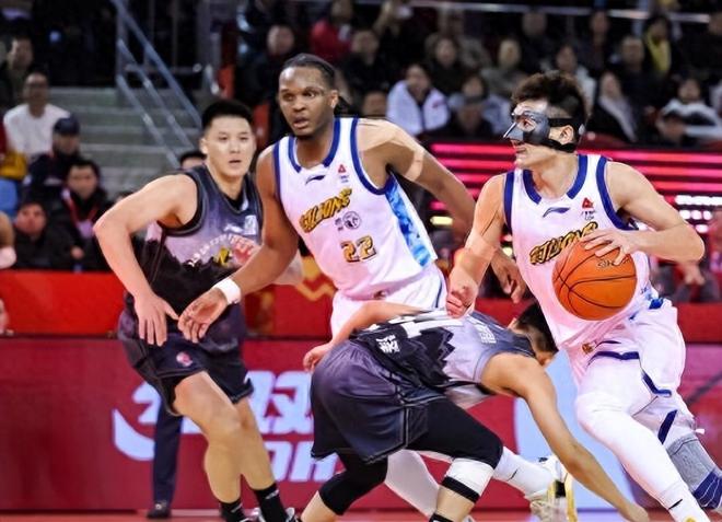 事情闹大！广厦爆冷之夜，安保骂孙铭徽家人，球迷：CBA草台班子