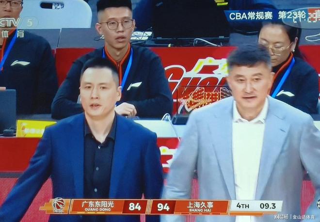 牛逼！28分15籃板+2搶斷3蓋帽，36歲老將，一人錘爆廣東3大內線