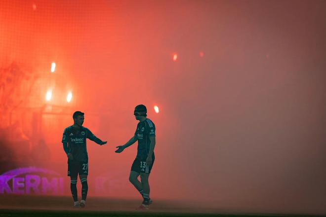 慶祝俱樂部成立60周年，柏林聯(lián)合球迷在看臺大放焰火導(dǎo)致比賽暫停