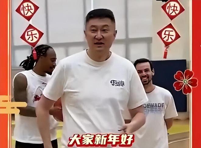 广东男篮开工，杜锋朱芳雨发派红包，四外援归队崔永熙参加合练