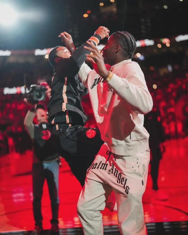 究竟在自满啥？？？？两次被放弃依旧自视甚高！湖人三连败他遭全网群嘲