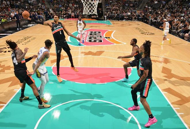 捡到宝了！勇士半场47-45马刺，看数据：他是头号功臣！