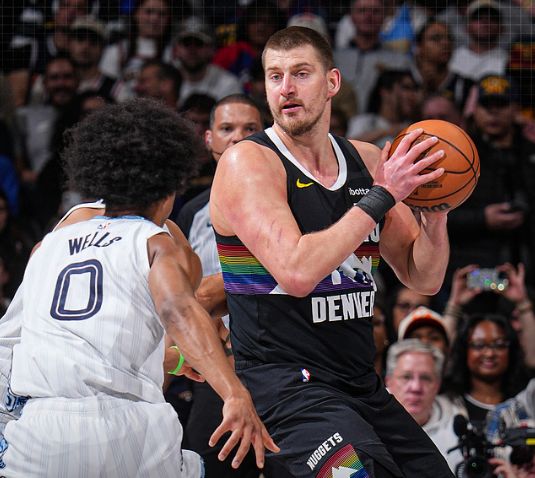 掘金双杀灰熊超火箭升西部第三 约基奇26+15+11+9失误连4场三双