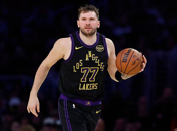 東契奇僅用時18分鍾便取得三雙，創造湖人隊史最快紀錄