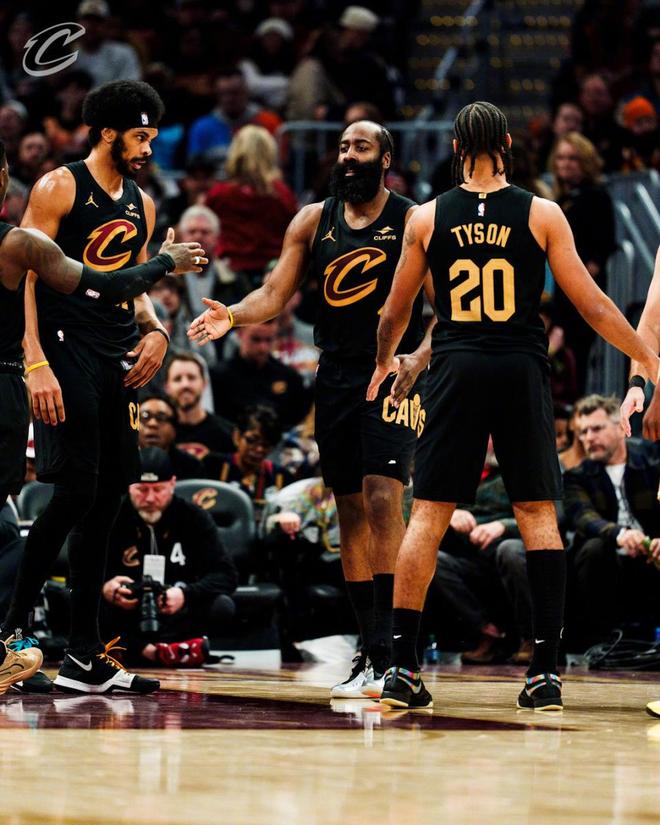 哈登主場(chǎng)首秀13+11！騎士15連勝奇才 梅里爾32+9三分米切爾30分