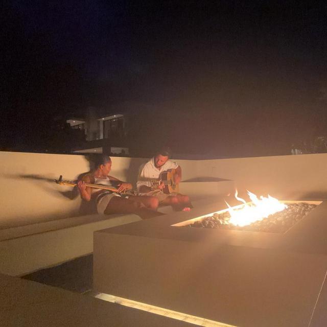 還有這一手！庫里抱著吉他與阿耶莎篝火旁浪漫合奏 享受二人世界