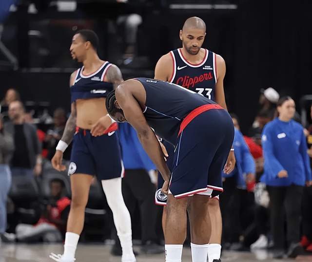 防守倒数第一！500万捡个累赘，快船再让他首发，雷霆能拿状元签