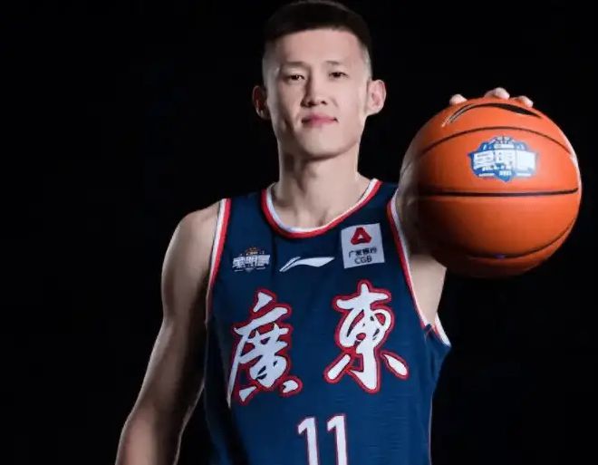 被哄搶?zhuān)荠i下家4選1，任駿飛加盟新球隊(duì)，楊鳴被名記團(tuán)隊(duì)嘲諷