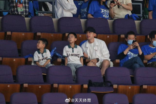 马龙带妻子儿子现身CBA总决赛！网友：全家高颜值