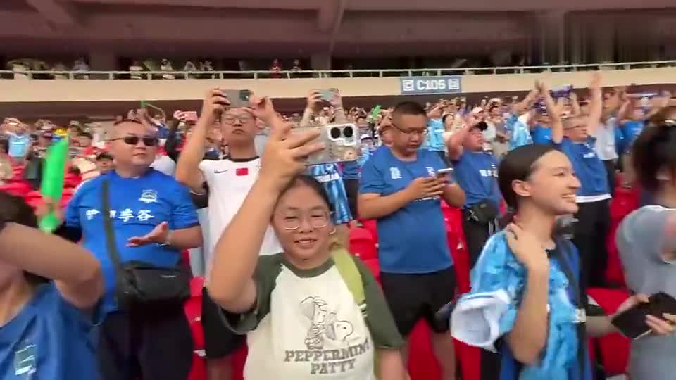 感谢球迷！武汉女足赛后谢场，球员舞旗和球迷庆祝晋级亚冠决赛