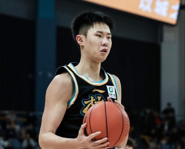 有爱!广厦男篮携总冠军凯旋回杭,赵嘉仁与球队会合高高举起至尊鼎