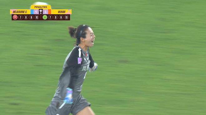 神了！武漢女足門將陳晨替補登場，點球大戰兩度撲點制勝！