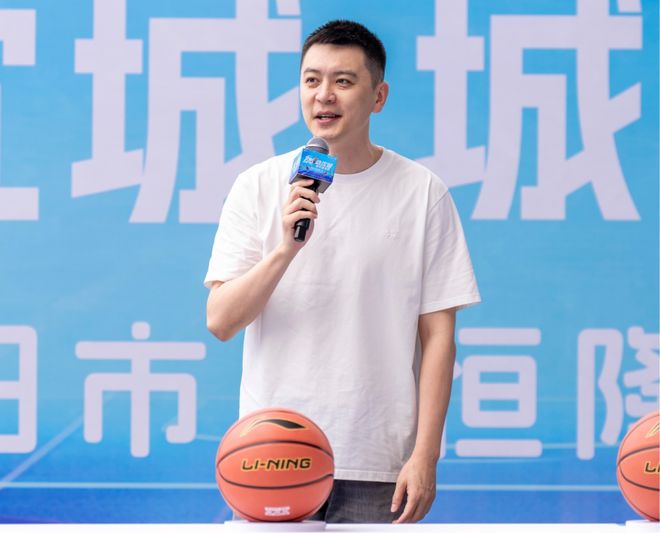 楊鳴出席籃球活動！講話后拋球，與球迷互動，休賽季備戰壓力極大