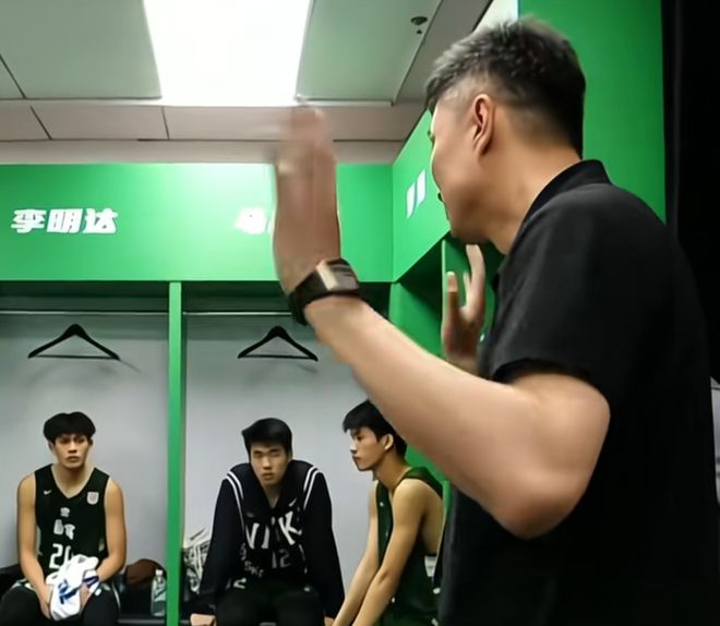 杜鋒真有你的！耐高總決賽中場(chǎng)指導(dǎo)省實(shí)，開啟下批球員培養(yǎng)思路？