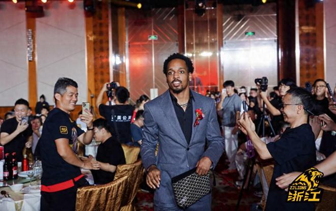 CBA總決賽MVP，到國外獻丑?12中1慘敗蒙古，球迷怒批:沒職業精神