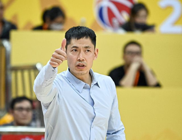 正式確定！張慶鵬加盟北控男籃，成為球隊(duì)主帥，全力沖擊前四
