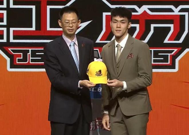 探花水不了？2025CBA选秀大会：江苏用探花签选中庞峥麟