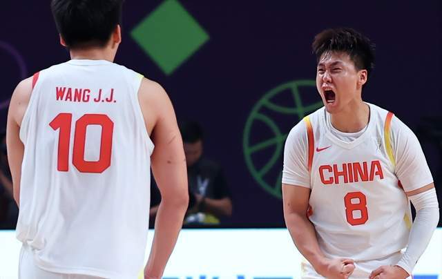 中国男篮其乐融融！王俊杰评论区连续调侃，郭士强透露三大法宝