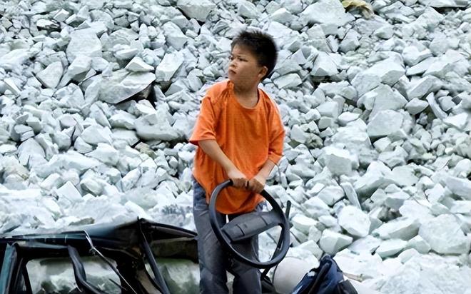 他汶川地震小英，被姚明抱着上奥运，曾立誓考清华，如今活成这样