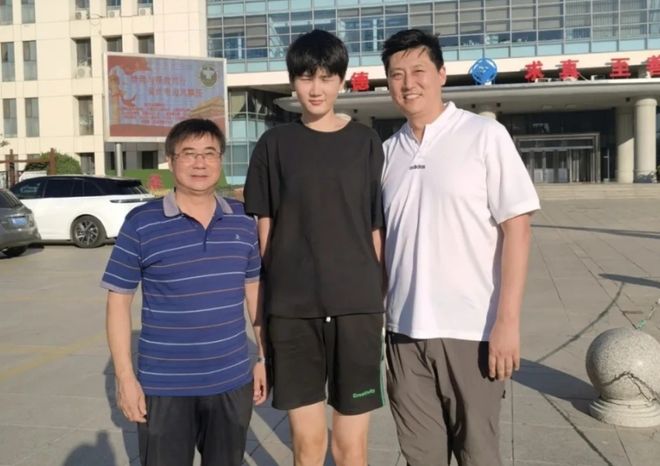 28分+34篮板！中国女篮又一15岁2米04中锋崛起，老爸曾效力八一队