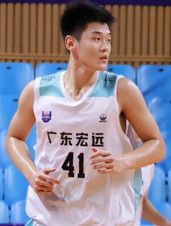 广东宏远11分完胜北控，王洪泽35+13内线压制，杨溢表现出色！