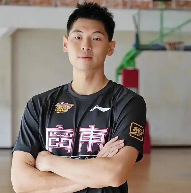 广东一夜3消息！崔永熙称CBA三分线太短！胡明轩成宏远国手独苗