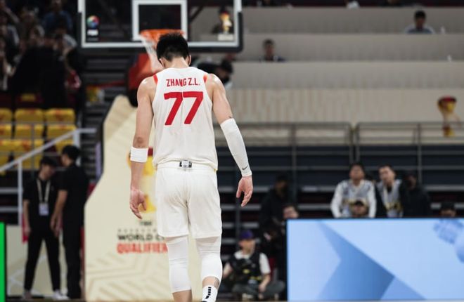 看了周琦1人拿球4人看的名场面，才知道王俊杰掩盖了郭士强的无能