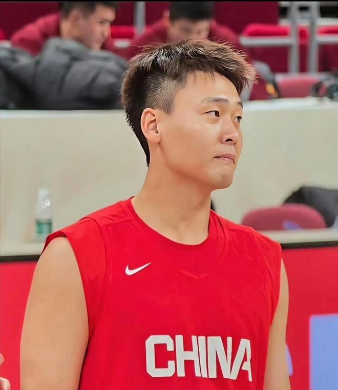 中国男篮抵达首尔，12月1日客场再战韩国！赵睿领衔13人名单！