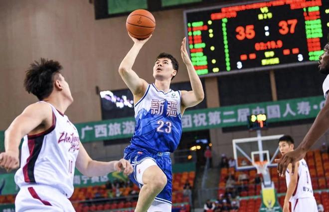 首发不如替补？新疆杯赛首战演复古篮球