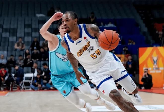 广厦今夏引援再获补强！塔克成推土机强势攻坚，桑普森得分太稳！